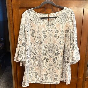 Violet & Claire Cream and Gray Patterned Blouse